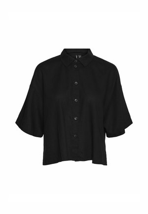 Crna košulja s kratkim rukavima i ovratnikom, s prednjim gumbima i slobodnim krojem. Izrađena od lagane tkanine s glatkom teksturom.
