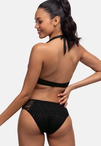 Svart bikini-set med en texturerad, mönstrad halterneck-top med knytning bak och högmidjade trosor med scallop-lace detaljer.
