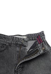 Harmaa denim-materiaalista valmistetut farkut, joissa on vetoketjusuljenta ja nappikiinnitys. Vyötäröllä on punavalkoinen ja sinivalkoinen raidoitus. Kankaan tekstuuri ja ompeluyksityiskohdat näkyvät selvästi.