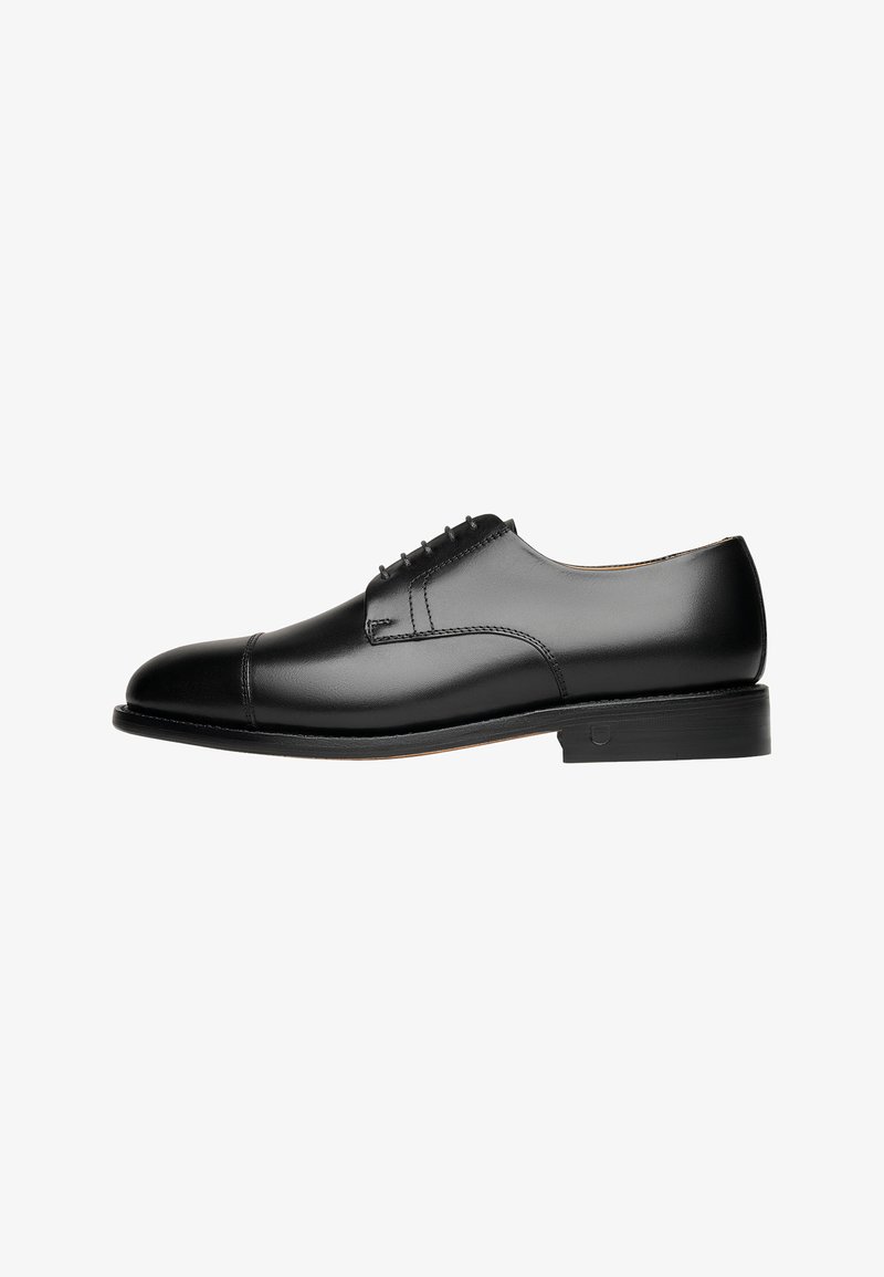 Chaussure habillée en cuir noir avec un bout rond, texture lisse, couture minimale et un talon bas. Elle présente un design à lacets avec quatre œillets.