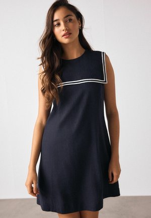 Marineblaues, ärmelloses Kleid mit einem breiten weißen Besatz am Ausschnitt. Hergestellt aus einem strukturierten Stoff, zeichnet es sich durch eine leicht ausgestellte A-Linien-Silhouette aus.