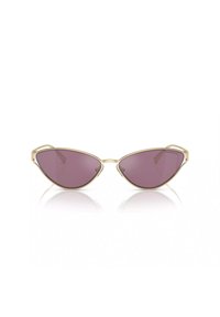 Occhiali da sole a forma di occhio di gatto in oro con lenti viola, dotati di una sottile montatura in metallo e un design elegante e angolare. Superficie riflettente.