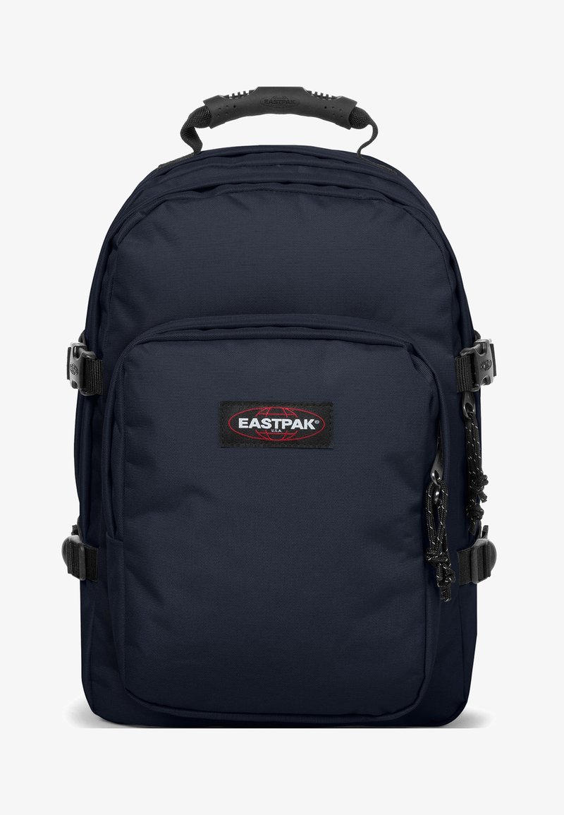 Námořnicky modrý batoh Eastpak vyrobený z odolné látky. Má horní ucho, nastavitelné popruhy a přední kapsu s logem. Hladký povrch.