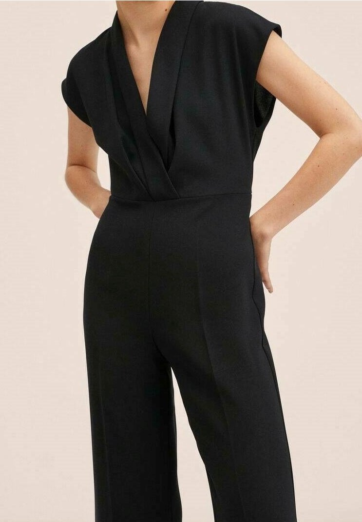 Zwarte jumpsuit met een V-hals en korte mouwen, met een aansluitende taille en een wijde pijpdesign, gemaakt van een soepele, gestructureerde stof.