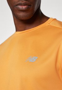 New Balance ESSENTIALS - T-skjorte til trening - sizzle