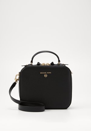 Czarna prostokątna skórzana torebka z górnym uchwytem, odpinanym paskiem na ramię oraz złotym logo i okuciami Michael Kors.