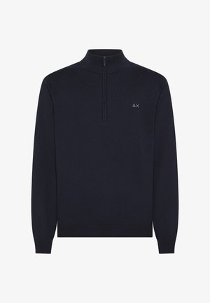 Maglione blu navy con mezza zip in morbido tessuto a maglia, caratterizzato da un colletto e polsini a coste, con un piccolo logo sul petto.