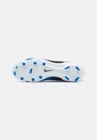 Suela de zapatilla deportiva negra con base blanca. Presenta tacos de tracción azules y un pequeño logo negro. Diseño curvado para un mejor rendimiento.