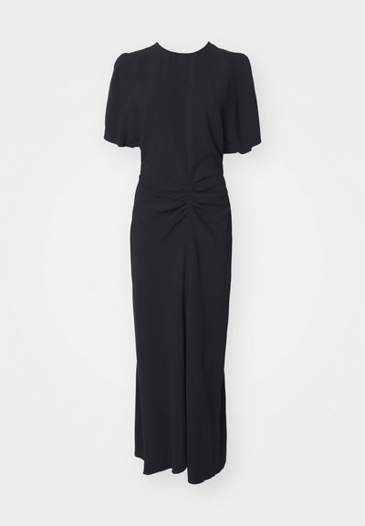 Melnas kleitas ar īsām pūkaino piedurknēm, savāktiem priekšējiem elementiem un sānu šķēlumiem, kas izgatavota no gludas auduma, lai nodrošinātu elegantu izskatu.