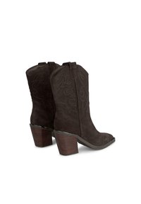 Bottes de cowboy en suède marron avec un talon épais, un bout angulaire et des motifs floraux brodés sur la tige. Dispose de languettes de tirage pour un enfilage facile.