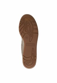 Hnědá gumová podešev s texturovanými vzory pro lepší grip, obsahující kruhový design a branding. Velikost 37 je označena na povrchu.