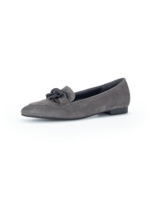Mocassin plat en daim gris avec détail de chaîne noire sur le dessus et petit talon noir sur fond blanc.