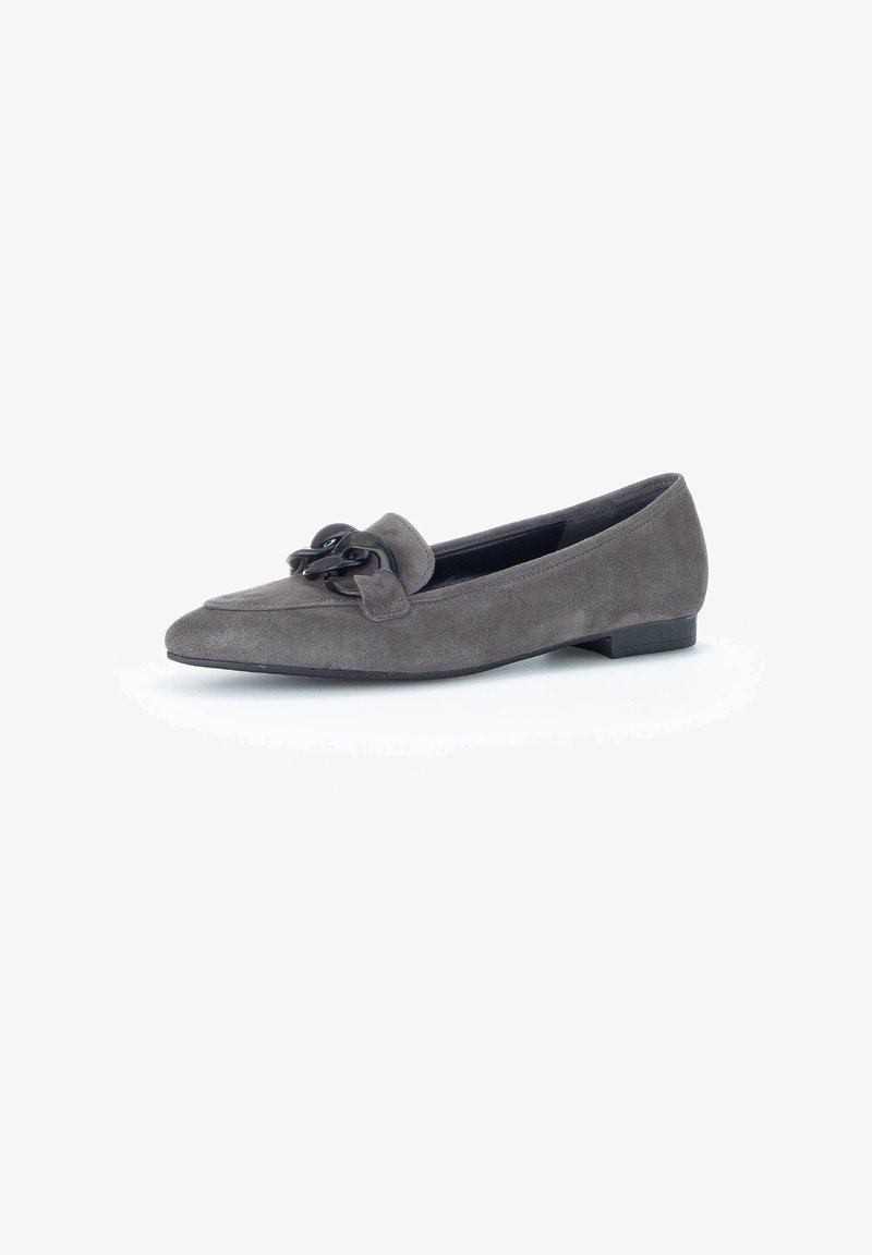 Mocassin plat en daim gris avec détail de chaîne noire sur le dessus et petit talon noir sur fond blanc.