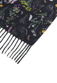 Tessuto scuro con stampe floreali e di farfalle colorate, che presenta teste di cavallo nere e frange lungo il bordo.