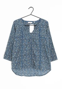 Fließende blaue Bluse mit floralem Muster, Schlüssel-Ausschnitt, dreiviertelärmel und abgerundetem Saum. Hat ein zartes Paisley-Muster.