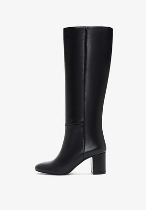 Botte noire en cuir montant jusqu'au genou, avec une texture lisse, un bout rond et un talon bloc épais. Présente un design minimaliste et des détails de coutures.
