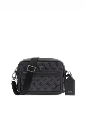 Borsa a tracolla nera con texture decorata, tasca frontale con zip, cinturino regolabile e targhetta pendente con la scritta "Guess".