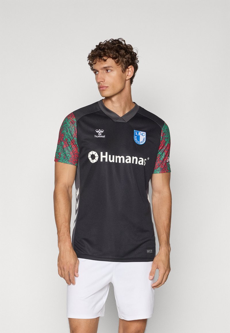 Jersey sportiv negru cu mâneci scurte cu un model roșu-verde, guler gri, accente albe și logo-ul "Humana's" pe față. Șorturi albe.