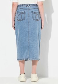 Denim midi-hame, jossa on joustava vyötärö ja nauhakiinnitys, takataskut kontrastivärisellä ompeleella, vaaleansininen ja sileä tekstuuri.