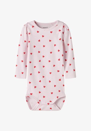 Lichtroze babyromper met lange mouwen, bedekt met een rode hartprint, drukknoopsluiting bij de kruisnaad en een afgeronde halslijn.