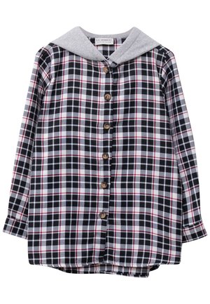 Camisa a cuadros con patrón en negro, blanco y rojo. Cuenta con un cuello marinero gris y siete botones marrones en la parte delantera. Mangas largas.