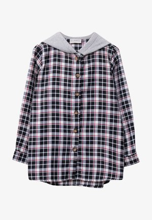 Camisa a cuadros con patrón en negro, blanco y rojo. Cuenta con un cuello marinero gris y siete botones marrones en la parte delantera. Mangas largas.