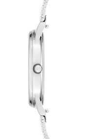 Silberner Metallarmbanduhr mit einem schlanken, runden Gehäuse, strukturiertem Kronenknopf und verlinktem Band mit geometrischen Ausschnitten. Glatte, polierte Oberfläche.