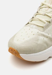 Under Armour INFINITE PRO - Apavi skriešanai pa asfaltu - downpour gray/starlight/halo gray