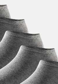 Graue Baumwollknöchelsocken mit einem gerippten Bund, die eine glatte Textur und einen leichten Glanz aufweisen, in einer Reihe angeordnet.