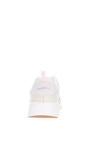 Sneaker bianco con design in mesh traspirante, morbidi accenti in scamosciato e una linguetta a strisce rosa. Presenta una suola bianca con un battistrada testurizzato.