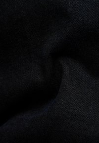 Musta kangas, jossa on sileä rakenne ja kevyt kiilto, esittää monimutkaisia kudontakuvioita ja pehmeitä laskoksia. Sopii monenlaisiin käyttötarkoituksiin.