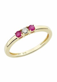 Anello d'oro con un diamante chiaro centrale fiancheggiato da due gemme rotonde rosa, con una fascia liscia e lucida e marchio visibile.