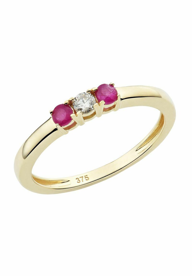 Anello d'oro con un diamante chiaro centrale fiancheggiato da due gemme rotonde rosa, con una fascia liscia e lucida e marchio visibile.