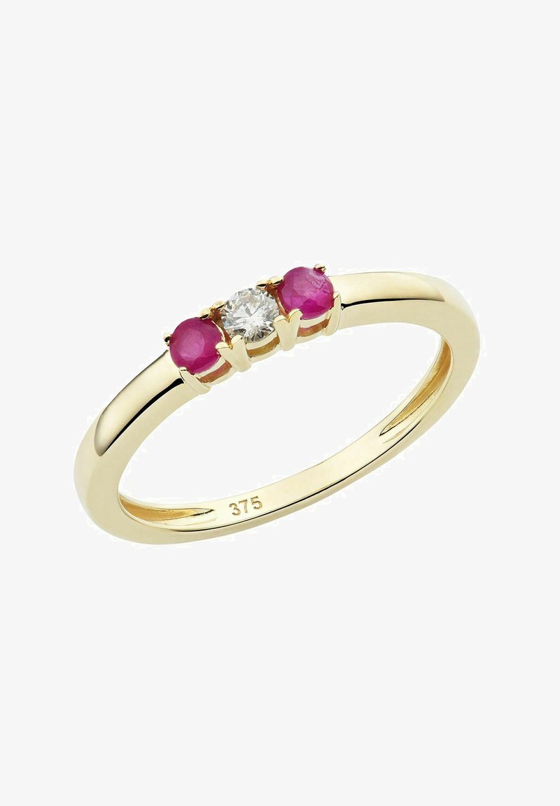 Zelta gredzens ar centrā esošu skaidru dimantu, ko no abām pusēm ieskauj divi apaļi rozā dārgakmeņi, ar gludu, pulētu joslu un redzamu zīmogu.