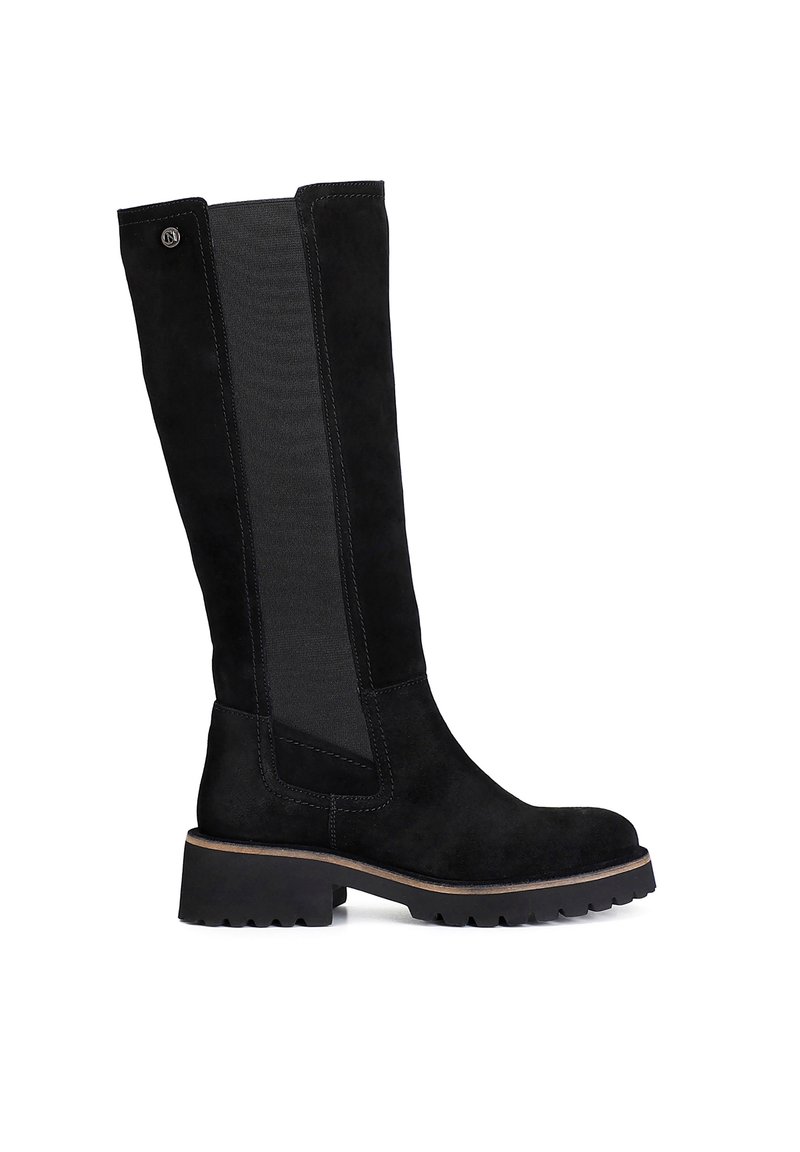 Bota alta de ante negro con paneles laterales elásticos, superficie texturizada y una suela de goma gruesa. Presenta un pequeño acento con el logo en el costado.