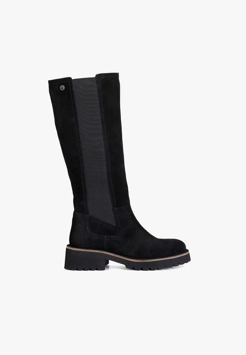 Czarne zamszowe wysokie botki za kolano z elastycznymi panelami bocznymi, teksturowaną powierzchnią i grubą gumową podeszwą. Posiadają mały akcent logo po boku.