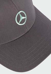 Sivi bejzbol kapa s mint zelenim izvezenim logotipom Mercedes-Benz na prednjoj strani, sa strukturom krova i zakrivljenim vizorom.