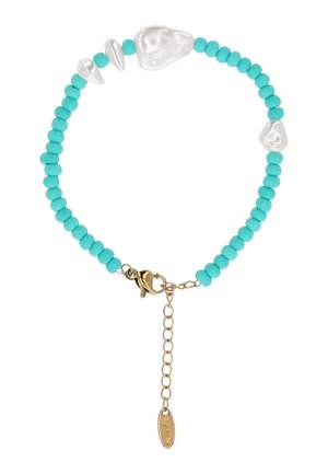 Brățară cu mărgele turcoaz, mărgele neregulate de perlă albă și închizătoare lobster aurie cu lanț reglabil și etichetă mică gravată.