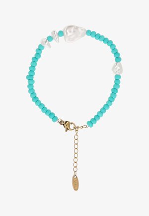 Bracciale con perline turchesi, perle bianche irregolari e chiusura a moschettone dorata con catena regolabile e piccola targhetta incisa.