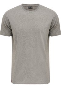 Szary bawełniany T-shirt z okrągłym dekoltem, krótkimi rękawami i klasycznym krojem. Posiada małą metkę z logo na lewym dolnym brzegu.