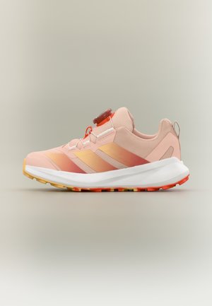 Ružičasta sportska cipela s gradijentnim dizajnom, gornjištem od mrežaste tkanine, istaknutim trima prugama, kružnom kopčom za vezanje i bijelim srednjim đonom.