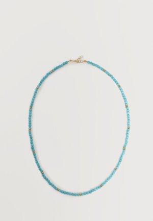 Collier bleu turquoise en perles avec petites perles intercalaires dorées et fermoir chaîne doré, présenté sur fond blanc.