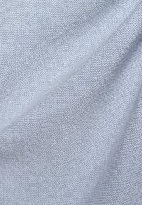 Helles blaues Gewebe mit einer strukturierten Webart, das subtile Farbvariationen und eine glatte Oberfläche aufweist. Das Gewebe ist drapiert, um Tiefe und Weichheit zu zeigen.