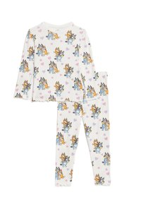 Pyjama set met lange mouwen, gemaakt van zachte katoen, met een witte achtergrond en kleurrijke cartoon dierenpatronen en kleine hartmotieven.