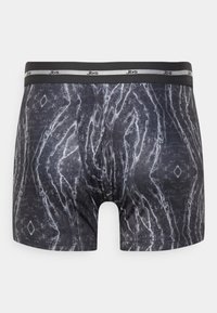 Sorte og grå boxershorts med et marmor-lignende mønster, der har en grå elastisk talje med "jbs" logo. Glat tekstur.