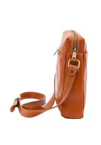 Borsa a spalla in pelle marrone chiaro con forma rettangolare piatta, zip superiore e tracolla lunga regolabile. Texture liscia e dettagli hardware minimi.