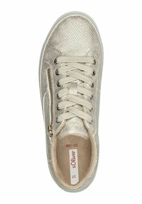 Sneaker metallizzato oro con parte superiore texturizzata, lacci piatti, dettaglio con zip sul lato e una morbida fodera interna. Etichetta del marchio visibile.