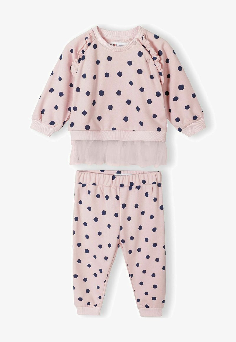 Šviesiai rožinė taškuota palaidinė su volangais ir tiulio sluoksniu, derinama su atitinkamomis kelnėmis. Abi pagamintos iš minkštos, lanksčios medžiagos.