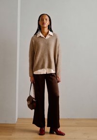 Mos Mosh THORA V-NECK - Strickpullover - roasted cashew