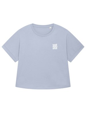 Lichtblauw T-shirt met korte mouwen, gemaakt van zachte katoen. Heeft een ronde halslijn en een wit logo aan de linkerkant. Eenvoudige en relaxte pasvorm.